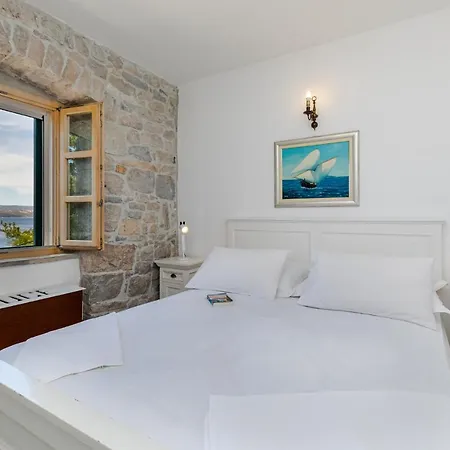 Lucija Villa *